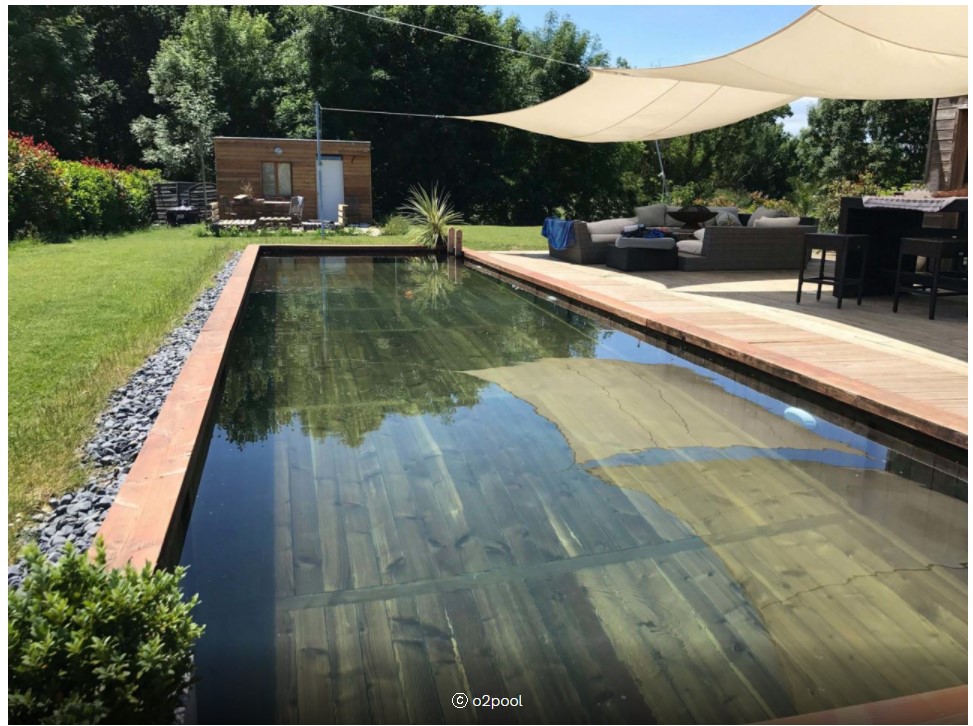 Le bois massif autour de la piscine par o2pool