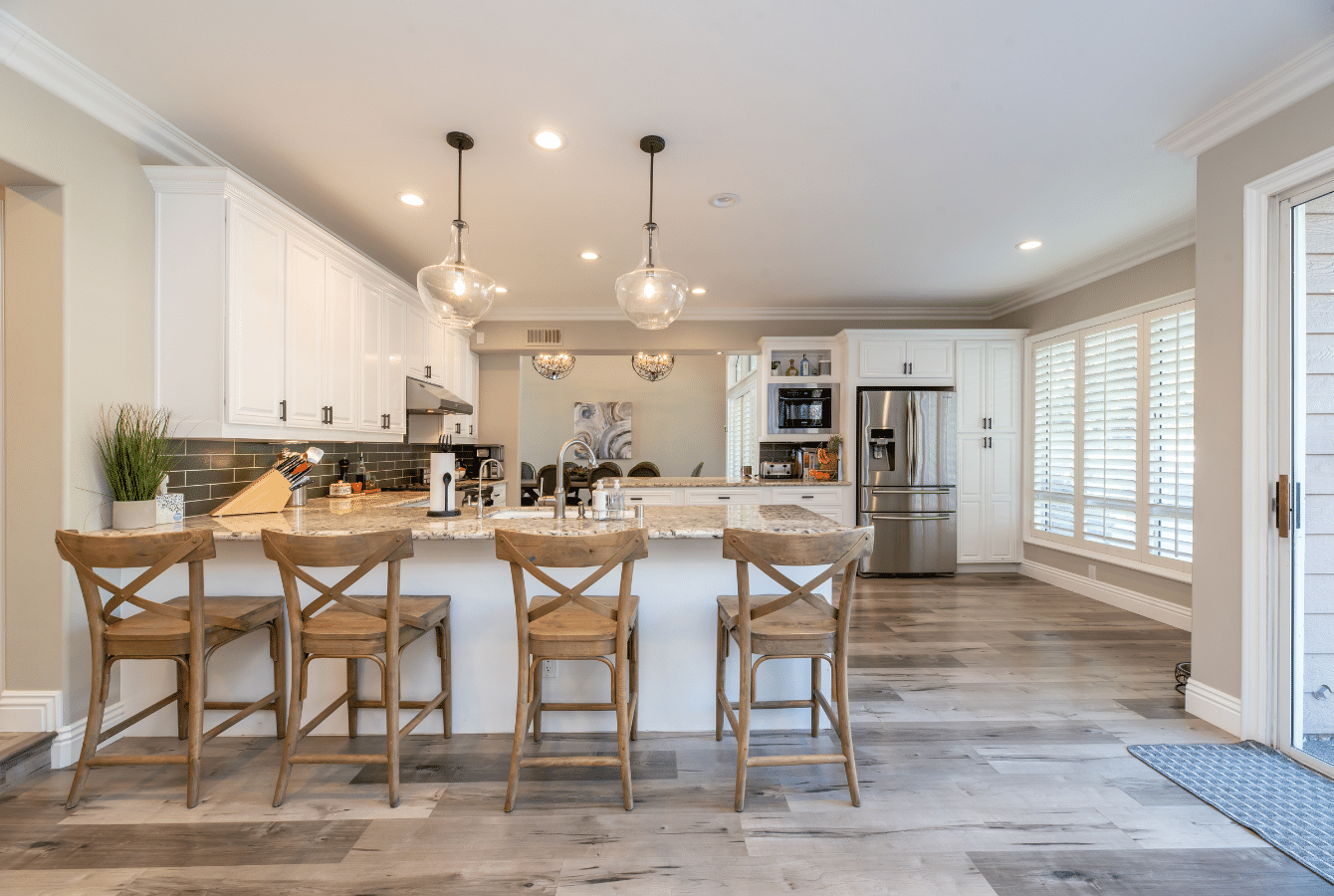 cuisine spacieuse avec un bar pour votre maison