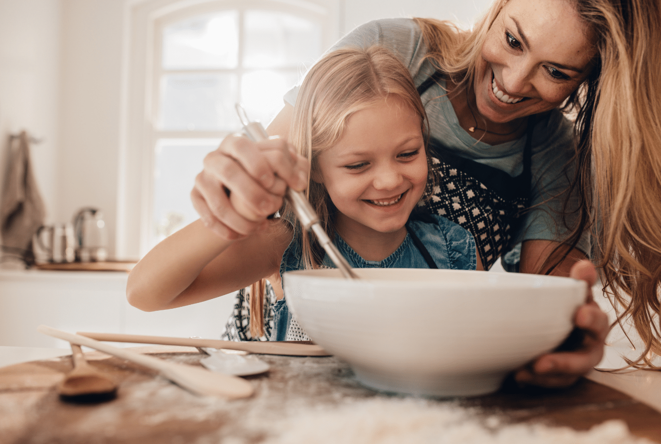 une mère et une fille préparant un gateau