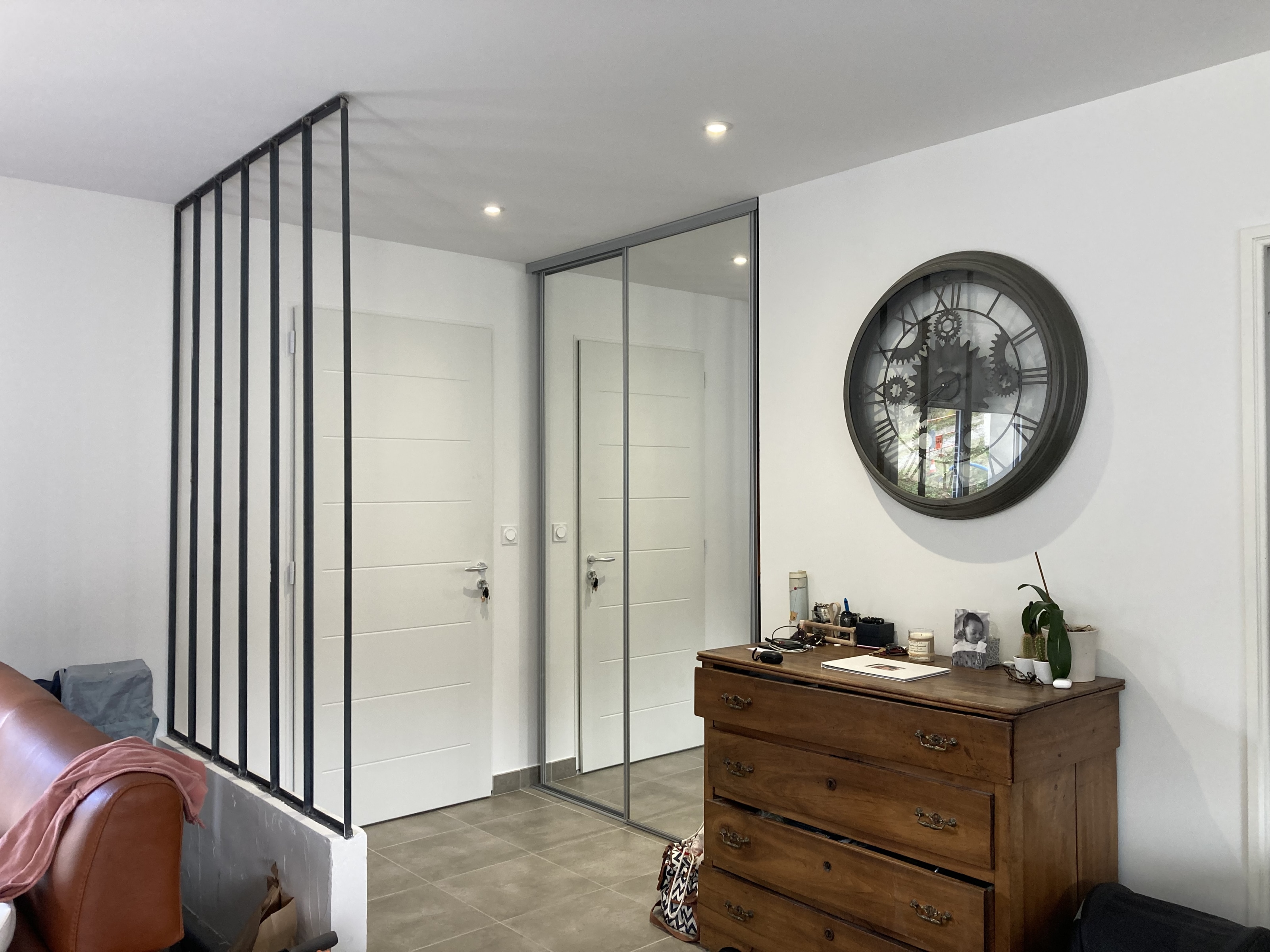 dressing fermé avec porte de placard dans une maison indiviudelle aux roche-de-condrieu