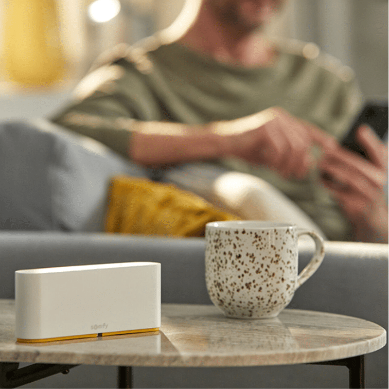 Écran de tablette affichant l'application Somfy TaHoma switch, icônes de contrôle du chauffage, lumières et volets roulants